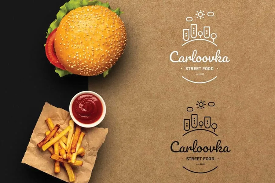 Logo Carloovka Street Food na kraftovom papieri vedľa burgra a hranoliek