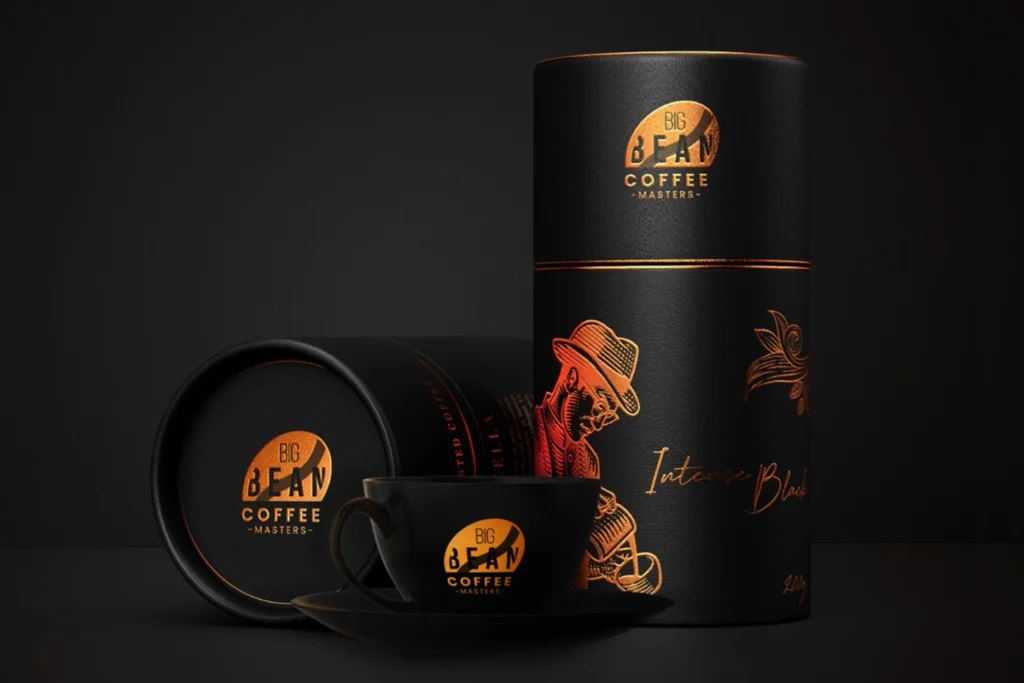 Branding Big Bean Coffee Masters na čiernych obaloch kávy a šálke