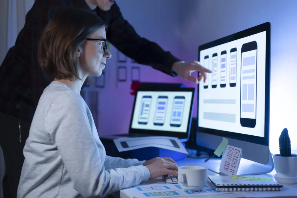 Dizajnéri navrhujú mobilné používateľské rozhrania na veľkom monitore