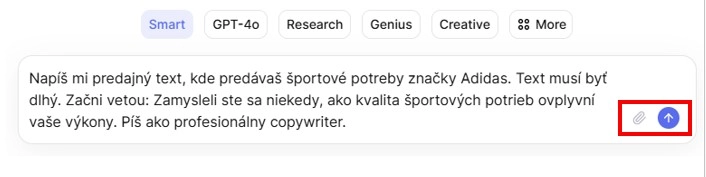 Zvýraznené tlačidlá na pridanie prílohy a odoslanie promptu v textovom poli