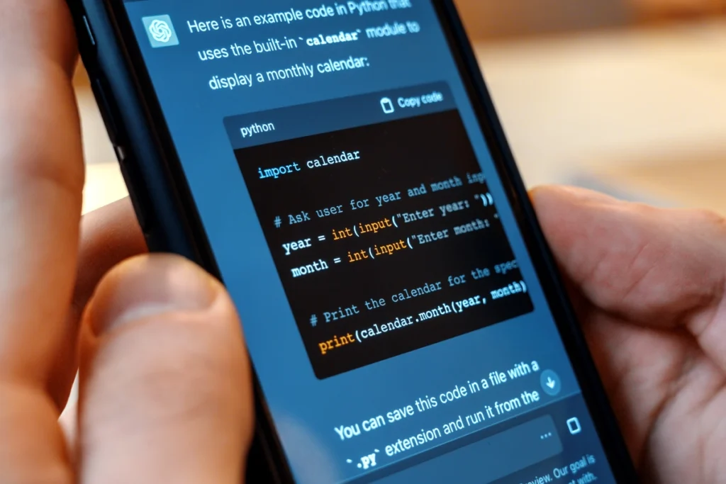 ChatGPT na smartfóne generuje ukážkový Python kód s modulom calendar